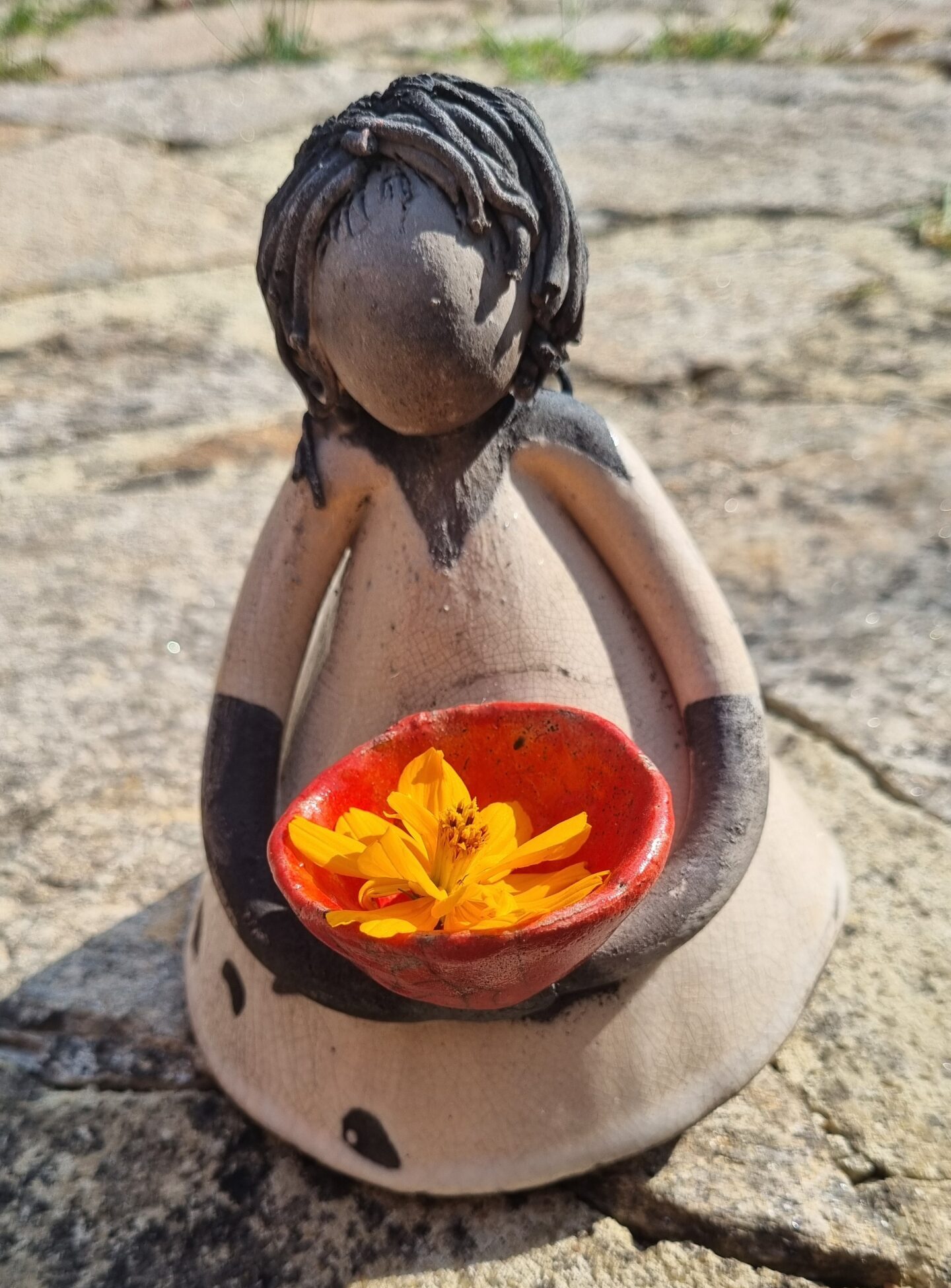 Photo de Nicolas Molle lors de la dernière session de Mémoire Cellulaire et Clown. Il est assis sur une table avec une fleur et un verre de vin.